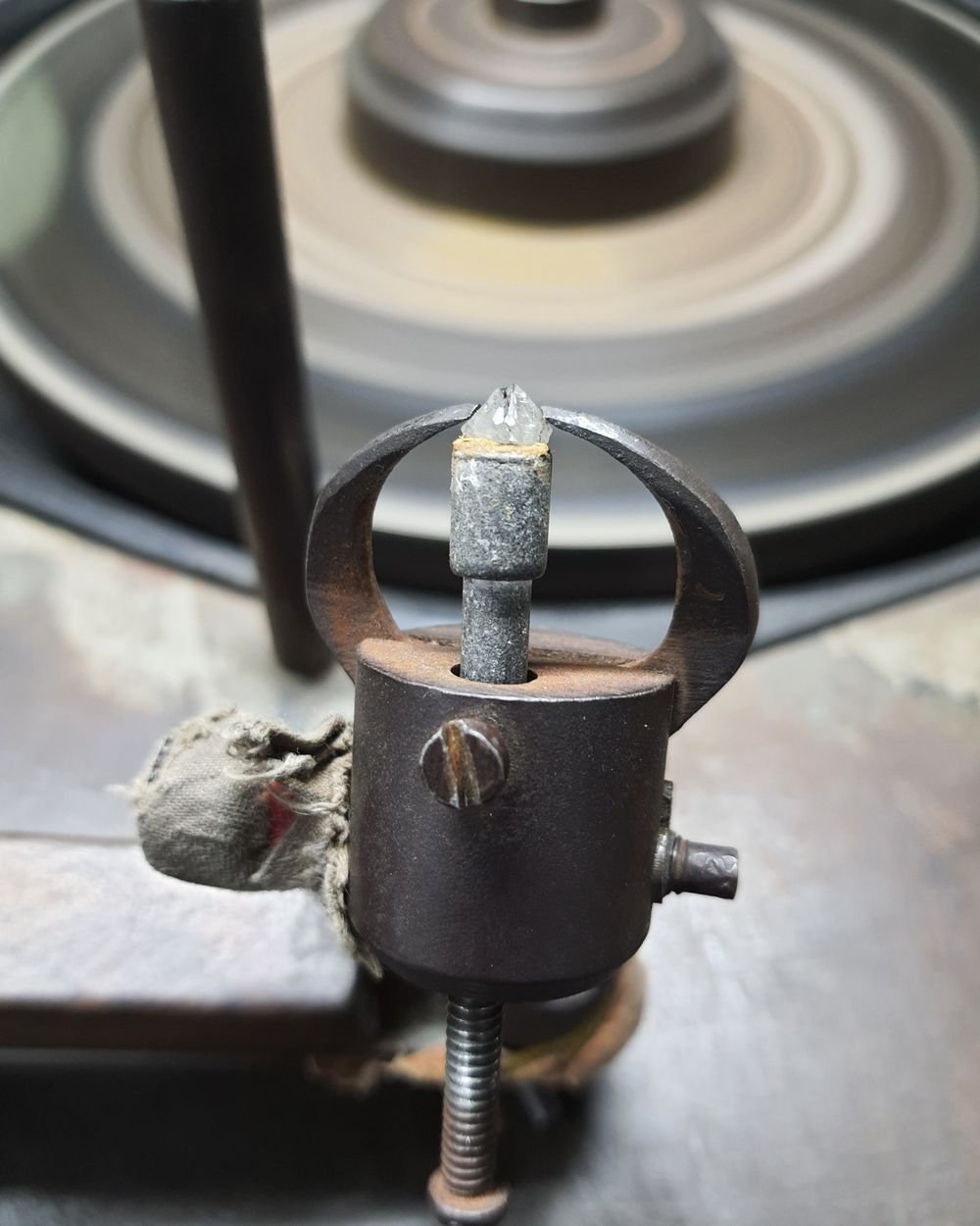 Diamond cutting and polishing wheel